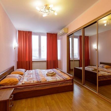Апартаменти 3-Кімнатні Поруч З М. Театральна Kyjev Exteriér fotografie